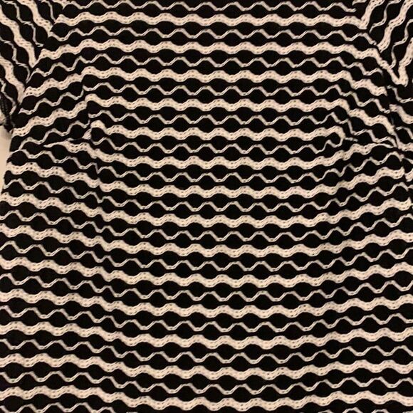 eci black and white short sleeve blouse. Fully lined. Size L. Length 24” - Picture 2 of 6